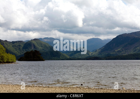 Guardando lungo Derwent Water verso la rupe del castello all'entrata di Borrowdale da Strandshag Bay Lake District Keswick Cumbria Inghilterra England Foto Stock