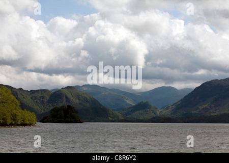 Guardando lungo Derwent Water verso la rupe del castello all'entrata di Borrowdale da Strandshag Bay Lake District Keswick Cumbria Inghilterra England Foto Stock