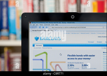 Sito web di Barclays sparato contro una libreria sullo sfondo (solo uso editoriale: -print, TV, e-book e Redazione sito web). Foto Stock