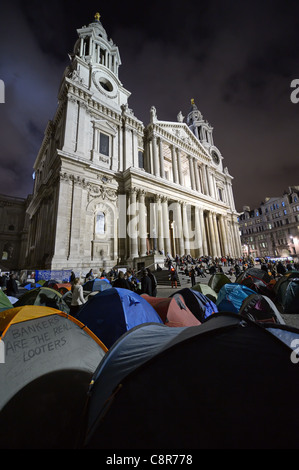 LONDON, Regno Unito - 30 ottobre 2011: "Occupare London Stock Exchange' manifestanti camping fuori dalla cattedrale di St Paul, Londra, Inghilterra, Regno Unito Foto Stock