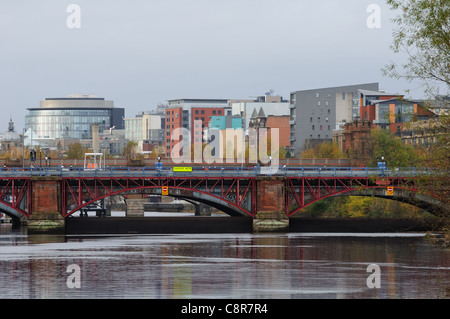 Guardando ad ovest lungo il fiume Clyde verso lo skyline della città e lo sbarramento in Glasgow Foto Stock