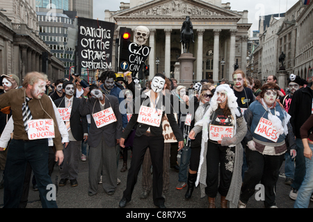 Londra, UK, 31/10/2011. Gli attivisti vestiti da zombie dancing a Michael Jackson, 'Thriller' zombie dance di fronte alla banca di Inghilterra Foto Stock