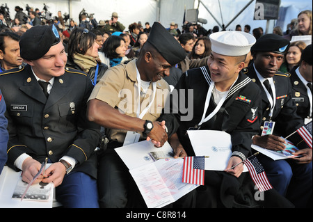 Su 28 ottobre 2011, in una cerimonia di naturalizzazione a Liberty Island, due dei nuovi cittadini degli Stati Uniti si è congratulato con l'altra. Foto Stock