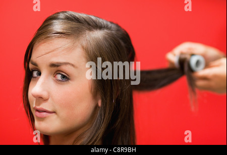 Donna con i capelli arrotolati Foto Stock