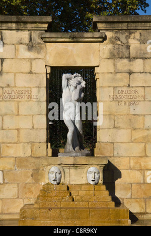 Statue e fontane d'acqua all'esterno del Museo de Bellas Artes, Bilbao, Spagna Foto Stock