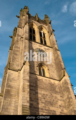La torre della chiesa parrocchiale di San Michele e Tutti gli angeli. Ashton Under Lyne, Tameside, Manchester, Inghilterra, Regno Unito Foto Stock