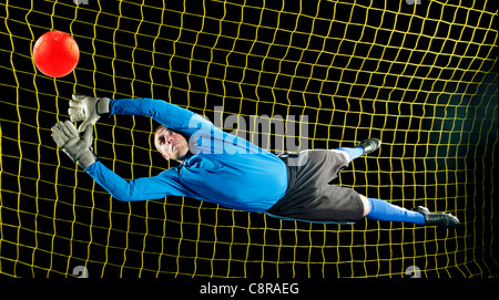 Bambino con pallone da calcio Foto stock - Alamy