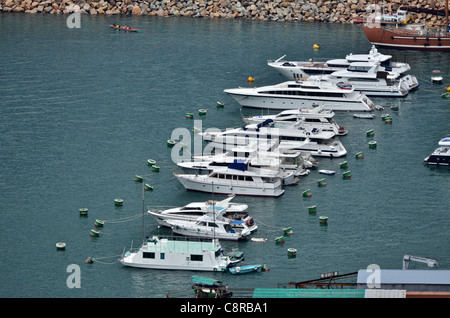 Giunche, yacht e imbarcazioni da diporto sono ormeggiati a Aberdeen Typhoon Shelter e marina. Foto Stock