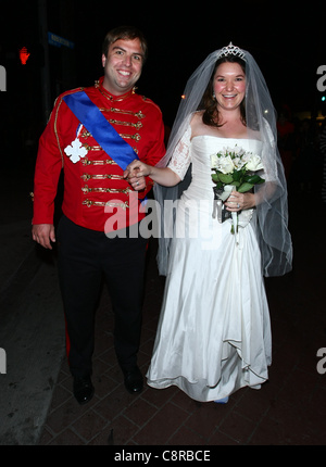 WILLIAM & Kate costumi di Halloween 2011 WEST HOLLYWOOD COSTUME CARNAVAL DI LOS ANGELES CALIFORNIA USA 31 Ottobre 2011 Foto Stock