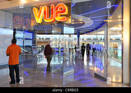 Cartelli per l'ingresso al cinema Vue nel centro commerciale al coperto con persone nell'atrio del centro commerciale Westfield Stratford City Newham East London Inghilterra Regno Unito Foto Stock