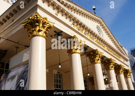 Parte di John Nash portico di sei colonne corinzie e capitelli sulla facciata del Teatro Regio a Haymarket London West End di Londra Inghilterra REGNO UNITO Foto Stock