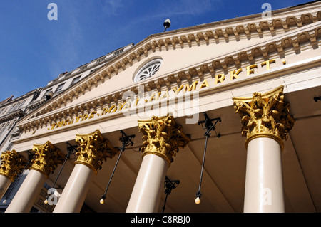 Parte di John Nash portico di sei colonne corinzie e capitelli sulla facciata del Teatro Regio a Haymarket London West End di Londra Inghilterra REGNO UNITO Foto Stock