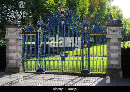 Acciaio cancelli ornamentali visto da Piccadilly cercando in London Royal Park e Green Park Londra Inghilterra REGNO UNITO Foto Stock