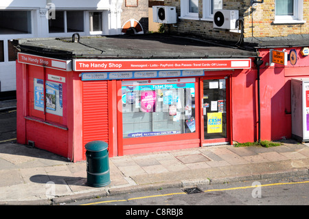 Vista dall'alto verso il basso sul negozio "The Handy Shop" locale Minimarket angolo negozio commercio al dettaglio Lewisham Londra Inghilterra Regno Unito Foto Stock