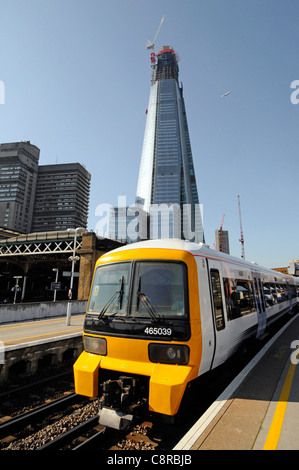 Lavori in corso a Shard grattacielo Landmark Building site in costruzione al di là di London Bridge stazione ferroviaria piattaforma Southwark England Regno Unito Foto Stock