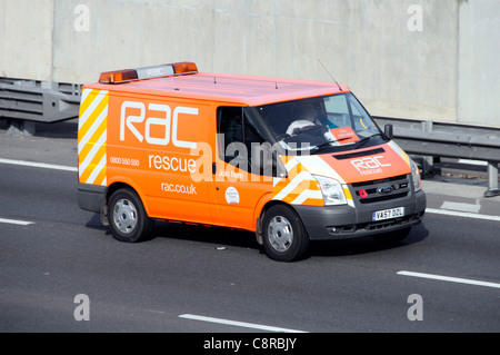 RAC servizi automotive società di salvataggio di breakdown van visualizzazione ricordo il papavero percorrendo l autostrada M25, Essex England Regno Unito Foto Stock