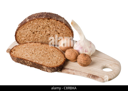 Pane marrone sul ripiano con cipolla, aglio e noce isolati su sfondo bianco Foto Stock