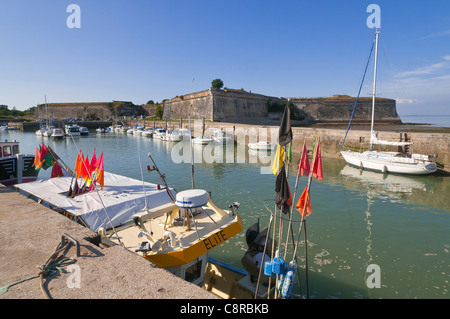 Porto e fortezza, Le Château d'Oléron ( 17480), Oléron Island, Francia Foto Stock