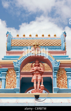 Divinità indù dipinto archway contro il cielo blu. Puttaparthi, Andhra Pradesh, India Foto Stock