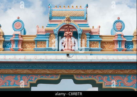 Divinità indù dipinto archway contro il cielo blu. Puttaparthi, Andhra Pradesh, India Foto Stock