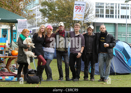 Un piccolo gruppo di persone ha iniziato a occupare una campagna di Brighton, impostazione tende in Victoria Gardens area della città in uno stile simile al recente la Cattedrale di St Paul e professione a Londra. Nella foto sono i manifestanti di Brighton, East Sussex, Regno Unito. Foto Stock