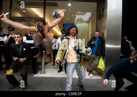 Halloween. Gli artisti interpreti o esecutori fare Shiva il distruttore si sposta nella parte anteriore di una banca Foto Stock