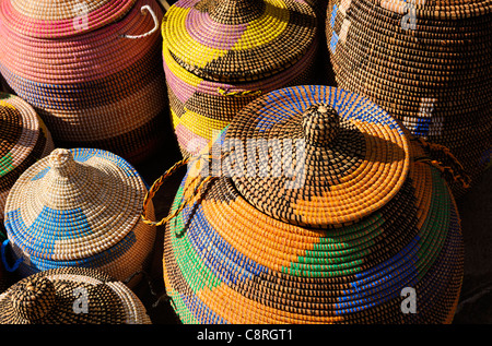 Colorato colorato tessuto cesti IN UN MERCATO DI STRADA SPAGNA ESPANA Foto Stock