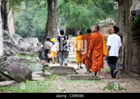 Cambogia Siem Reap. Angkor sito elencato come patrimonio mondiale dell'UNESCO. Monaco buddista in Ta Prohm Tempio. Foto Stock