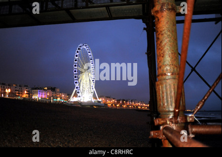 Brighton Seafront nuova attrazione la ruota di eccellenza illuminata di notte questo weekend UK presi da sotto il molo Foto Stock