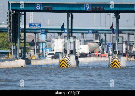 Toll Gate su una autostrada a Bangkok allagato durante la stagione dei monsoni. Foto Stock