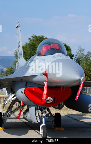 US Air Force F-16C Fighting Falcon jet da combattimento sulla sua posizione di parcheggio coperto con ingresso aria Foto Stock