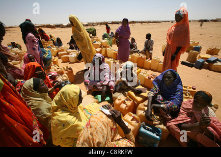 Pozzo di acqua in un refugeecamp sudanesi in Ciad Foto Stock