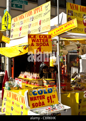 Fiera di strada, Candy Apple di stallo del fornitore, Avenue of the Americas, NYC Foto Stock