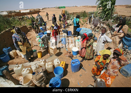 Pozzo di acqua in un refugeecamp sudanesi in Ciad Foto Stock