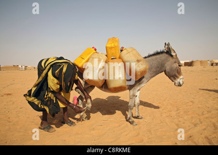 Pozzo di acqua in un refugeecamp sudanesi in Ciad Foto Stock