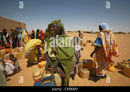 Pozzo di acqua in un refugeecamp sudanesi in Ciad Foto Stock