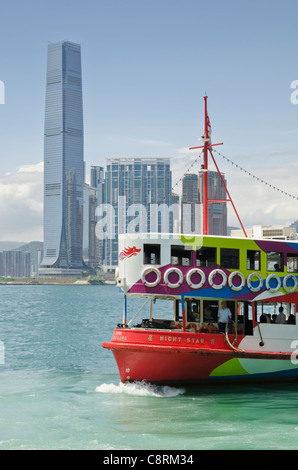 Un traghetto Star nel Porto Victoria con la Hong Kong waterfront e sviluppo di Union Square in background Foto Stock