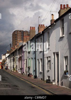 Una fila di lato-lit villette e case in una strada a Brighton, Inghilterra. Foto Stock