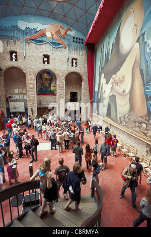 Folla di turisti all'interno del Teatro-Museo di Salvador Dali. Figueres, Catalogna, Spagna. Foto Stock