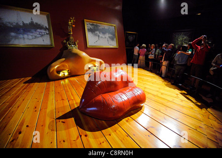 Sala Mae West, installazione scultorea visualizzato a Teatro Museo Dalã di Salvador Dali. Figueres, Catalogna, Spagna. Foto Stock