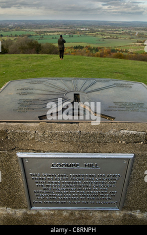 Un topografo toposcope o una vista su Aylesbury Vale da Coombe Hill Buckinghamshire Foto Stock