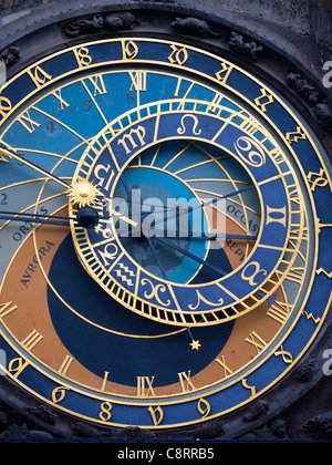 Particolare del volto di orologio astronomico sul municipio di Staromestske namesti o Piazza della Città Vecchia di Praga nella Repubblica Ceca Foto Stock