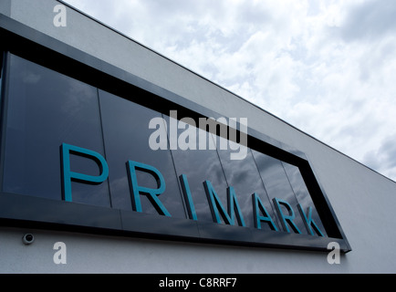 Primark logo aziendale e lo store in East Ham Londra Foto Stock