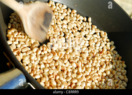 Pino di tostatura gherigli di portare fuori il loro sapore prima dell'uso. 2011. Foto Stock