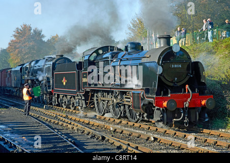 Stazione ferroviaria Mid-Hants Gala autunno 28/10/11. 9F (posteriore) e U classe (anteriore) motori su una dimostrazione di treni merci a Ropley. Foto Stock