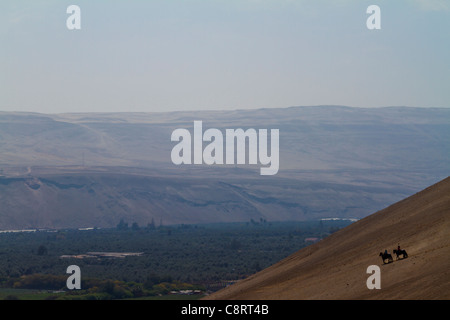 Due piloti del Cavallino scendere a Sandy Hill ad est di Arica. Foto Stock
