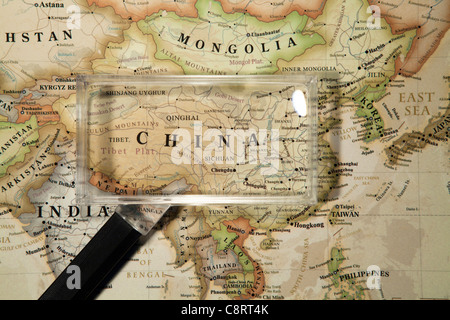 Close-up del continente asiatico mappa mondiale con lente di ingrandimento Foto Stock