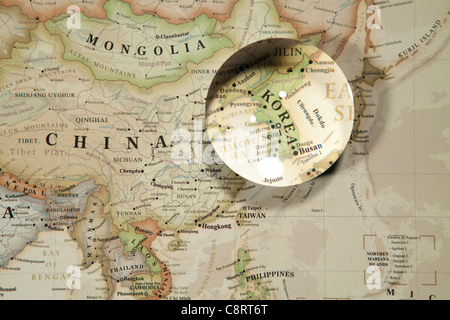 Close-up del continente asiatico mappa mondiale con sfera di cristallo Foto Stock