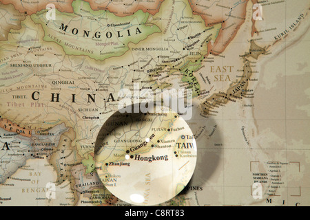 Close-up del continente asiatico mappa mondiale con sfera di cristallo Foto Stock