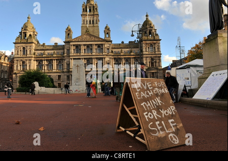 Glasgow, Regno Unito, 01/11/2011. Occupare di Glasgow con targhetta Glasgow City Chambers in background Foto Stock
